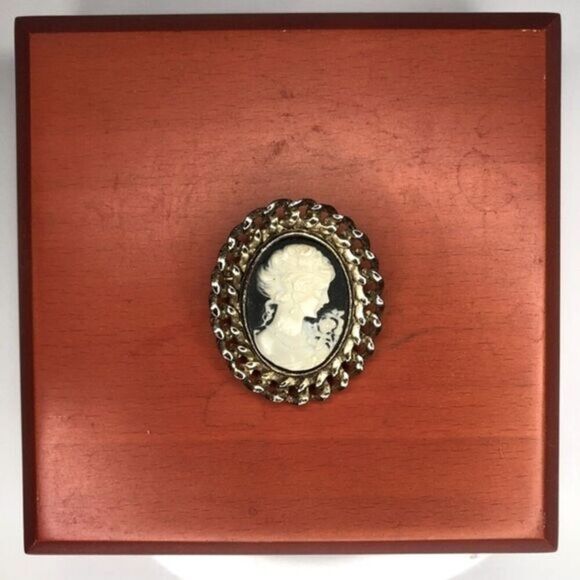 Vintage cameo brooch 80s​ retro Guilded Age Bridgerton Victorian regencycore - Picture 2 of 2
